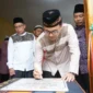 Wakil Bupati Bandung H Sahrul Gunawan SE didampingi direktur Yayasan Masjid Nusantara Pras Purwo (kiri) menandatangani Prasasti Masjid Al Mukhlisin di Kp.Pasir pari Desa Pangauban kecamatan Pacet Kabupaten Bandung. Jum'at 24 /2/2023.