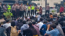 Polsek Baleendah dibantu personil Polresta Bandung mengamankan jalannya sidang mantan ketua DPRD Jawa Barat di pengadilan negeri Bandung. Baleendah senin 6/2/2023