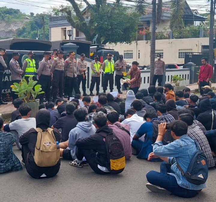 Polsek Baleendah dibantu personil Polresta Bandung mengamankan jalannya sidang mantan ketua DPRD Jawa Barat di pengadilan negeri Bandung. Baleendah senin 6/2/2023