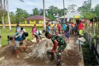 Bareng warga Satgas Pamrahwan Maluku Utara Yonarhanud 3/YBY Bangun Jalan Menuju Puskesmas