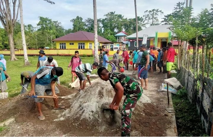 Bareng warga Satgas Pamrahwan Maluku Utara Yonarhanud 3/YBY Bangun Jalan Menuju Puskesmas