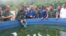 Pangdam Siliwangi Mayjen TNI Kunto Arif Wibowo apresiasi budidaya ikan air tawar yang dilakukan Kodim Purwakarta. Rabu (08/2/2023)