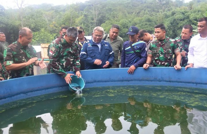 Pangdam Siliwangi Mayjen TNI Kunto Arif Wibowo apresiasi budidaya ikan air tawar yang dilakukan Kodim Purwakarta. Rabu (08/2/2023)