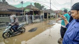 Warga melaksanakan aksi mancing bersama di jalan rusak sebagai aksi protes kepada Pemkab Bandung Barat, Senin (27/2/2023).