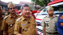 Bupati Garut, Rudy Gunawan didampingi wakil Bupati Garut dr Helmi Budiman dalam apel gabungan, di Lapangan Sekretariat Daerah (Setda) Garut Senin. 27/2/2023.