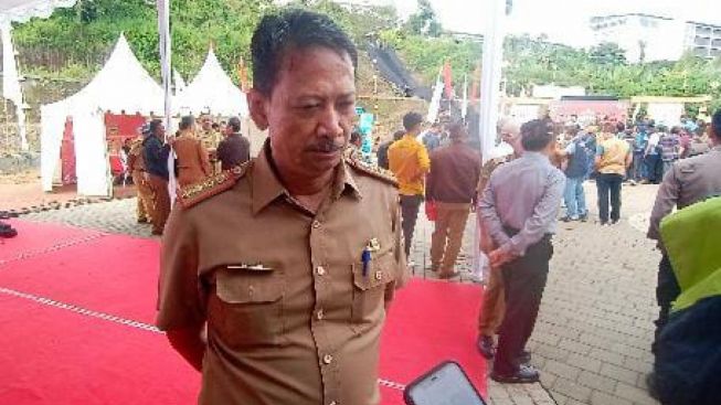 Kepala Disperindag KBB, Ricky Riyadi : operasi pasar murah di sembilan kecamatan yang ada di Kabupaten Bandung Barat selama bulan ramadhan, dilakukan untuk membantu masyarakat yang kurang mampu dalam mendapatkan sembako dengan harga murah. Ngamprah - selasa (22/3/2023)