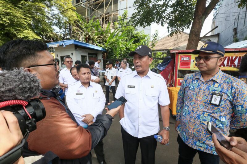 Sekretaris Daerah (Sekda) Kota Bandung, Ema Sumarna : Pemkot Bandung akan menghibahkan lahan seluas 1500 meter persegi untuk mendukung pembangunan Flyover Nurtanio yang menghubungkan Jalan Abdurahman Saleh-Garuda atau kawasan Nurtanio.Rabu 8 Maret 2023.