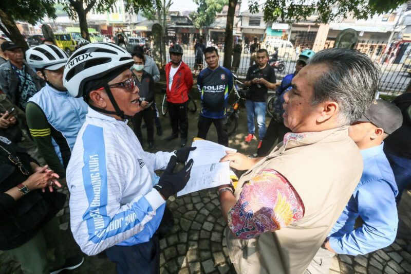 Sekda Kota Bandung Ema Sunarna : Pemerintah Kota (Pemkot) Bandung akan menata dan merapikan pedagang kaki lima (PKL) di kawasan Tegalega, PKL yang berjualan di kawasan ini akan menggunakan pola bongkar pasang atau knock down. Baik itu di area timur (Jalan Moh Toha) dan barat (Jalan Otto Iskandar Dinata/Otista). Jum'at 10 Maret 2023.