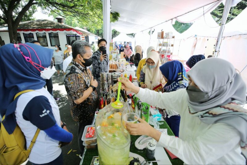 Jelang Ramadhan Pemkot Bandung kembali gelar Operasi Pasar Murah. Operasi pasar murah kebutuhan pokok masyarakat tersebut akan menyasar di 30 kecamatan di Kota Bandung.