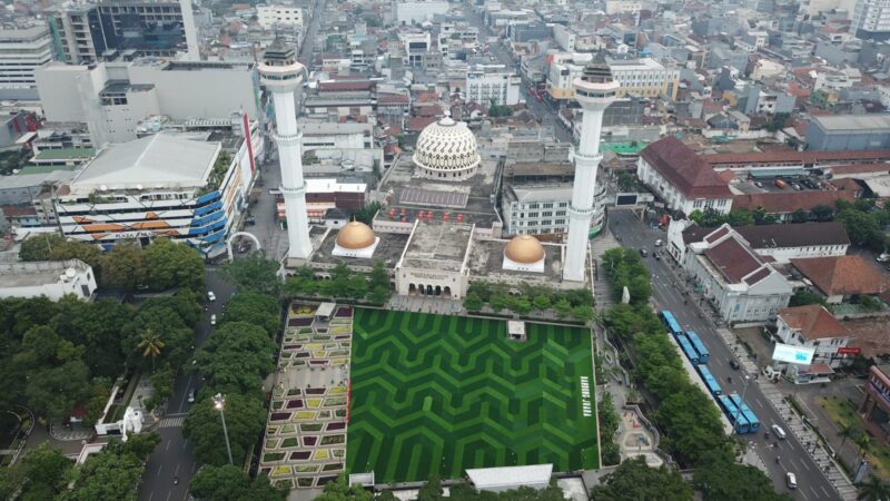 Setelah sempat ditutup karena pandemi Covid-19, Taman Alun-alun Bandung kembali dibuka mulai Sabtu 25 Maret 2023 secara terbatas.