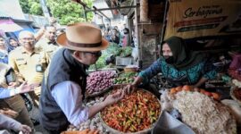 Gubernur Jawa Barat Ridwan Kamil memantau harga dan ketersediaan bahan kebutuhan pokok di Pasar Kiaracondong, Kota Bandung, Selasa (28/3/2023). 