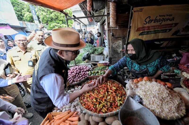 Gubernur Jawa Barat Ridwan Kamil memantau harga dan ketersediaan bahan kebutuhan pokok di Pasar Kiaracondong, Kota Bandung, Selasa (28/3/2023). 