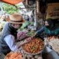 Gubernur Jawa Barat Ridwan Kamil memantau harga dan ketersediaan bahan kebutuhan pokok di Pasar Kiaracondong, Kota Bandung, Selasa (28/3/2023). 