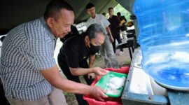 Pemerintah Kota (Pemkot) Bandung terus berupaya mencari solusi penanganan sampah. Terbaru, Wali Kota Bandung, Yana Mulyana meninjau alat pengolah sampah di Jalan Raya Lembang Kabupaten Bandung Barat, Kamis 30 Maret 2023.