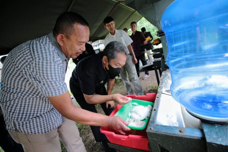 Pemerintah Kota (Pemkot) Bandung terus berupaya mencari solusi penanganan sampah. Terbaru, Wali Kota Bandung, Yana Mulyana meninjau alat pengolah sampah di Jalan Raya Lembang Kabupaten Bandung Barat, Kamis 30 Maret 2023.