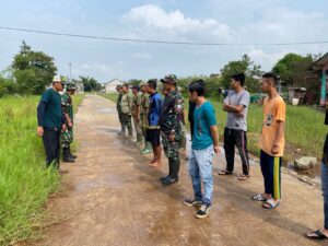 Satgas Citarum Harum Sektor 6 Bersama Masyarakat Keluran Jelekong Rt 01 Rw 13 Giat Kerja Bakti