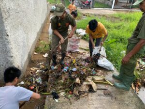 Satgas Citarum Harum Sektor 6 Bersama Masyarakat Keluran Jelekong Rt 01 Rw 13 Giat Kerja Bakti