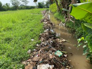 Berbagai Sampah di Aliran Selokan telah diangkut dan dibersihkan Oleh Satgas Citarum Harum Sektor 6 dan Masyarakat Kel.Jelekong Rt 01 Rw 13