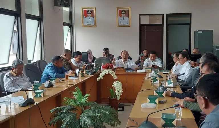 Kelompok Warga Pedagang Pasar (Kewappa) Banjaran beraudiensi dengan Komisi B DPRD Kabupaten Bandung, mereka menolak revitalisasi Pasar Banjaran, karena dianggap akan merugikan para pedagang.