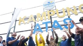 Wakil Bupati Bandung H Sahrul Gunawan didampingi Direktur Keuangan TASPEN Rena Latsmi dan Plt. Asisten Deputi Bidang TJSL Kementerian BUMN Edi Eko Cahyono melepas liar burung merpati sebagai tanda peresmian Kampung Andal Taspen Kabupaten Bandung yang berlokasi di Desa Melati Wangi, Kecamatan Cilengkrang, Kabupaten Bandung, Jawa Barat. Minggu (26/2/2023)