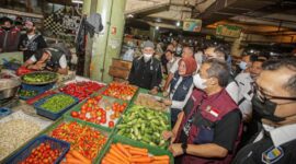 Wali Kota Bandung, Yana Mulyana saat meninjau pasar baru Kota Bandung memastikan kebutuhan pokok di Kota Bandung menjelang Bulan Suci Ramadan relatif aman dan tersedia dengan harga yang relatif stabil. Rabu 15 Maret 2023.
