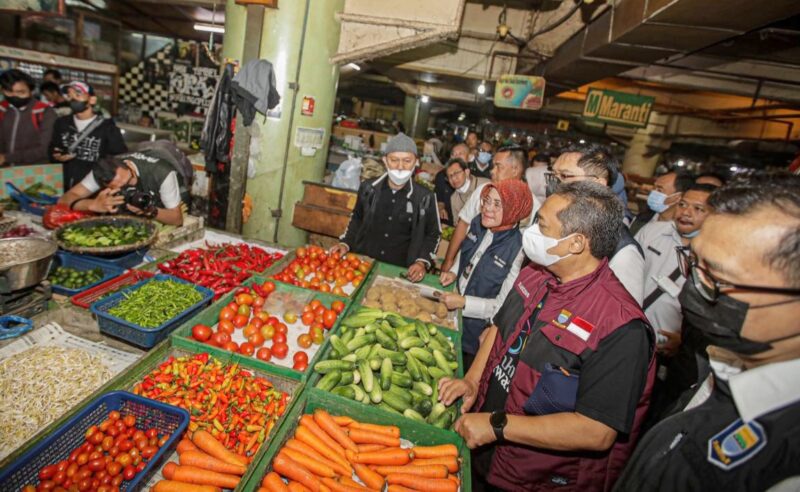 Wali Kota Bandung, Yana Mulyana saat meninjau pasar baru Kota Bandung memastikan kebutuhan pokok di Kota Bandung menjelang Bulan Suci Ramadan relatif aman dan tersedia dengan harga yang relatif stabil. Rabu 15 Maret 2023.