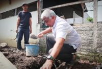 Ketua DPC Partai Demokrat Kabupaten Bandung Saeful Bachri. SH., M.Ap atas aspirasi warga melakukan peletakan batu pertama pembangunan ruang serbaguna - Kantor RW 04 Perumahan Bumi Parahyangan Kencana Desa Pananjung Kecamatan Cangkuang Kabupaten Bandung. Minggu 19 Maret 2023.