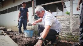 Ketua DPC Partai Demokrat Kabupaten Bandung Saeful Bachri. SH., M.Ap atas aspirasi warga melakukan peletakan batu pertama pembangunan ruang serbaguna - Kantor RW 04 Perumahan Bumi Parahyangan Kencana Desa Pananjung Kecamatan Cangkuang Kabupaten Bandung. Minggu 19 Maret 2023.