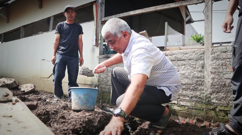 Ketua DPC Partai Demokrat Kabupaten Bandung Saeful Bachri. SH., M.Ap atas aspirasi warga melakukan peletakan batu pertama pembangunan ruang serbaguna - Kantor RW 04 Perumahan Bumi Parahyangan Kencana Desa Pananjung Kecamatan Cangkuang Kabupaten Bandung. Minggu 19 Maret 2023.