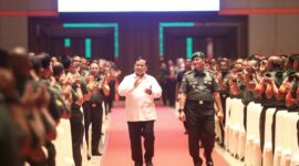 Kunjungan Kerja Menteri Pertahanan RI Bapak Prabowo Subianto dalam rangka memberikan pembekalan kepada 2.000 orang Babinsa jajaran Kodam III/Siliwangi bertempat di Sudirman Grand Ballroom Jl. Sudirman No. 620, Kecamatan Andir Kota Bandung, Selasa (14/03/2023).