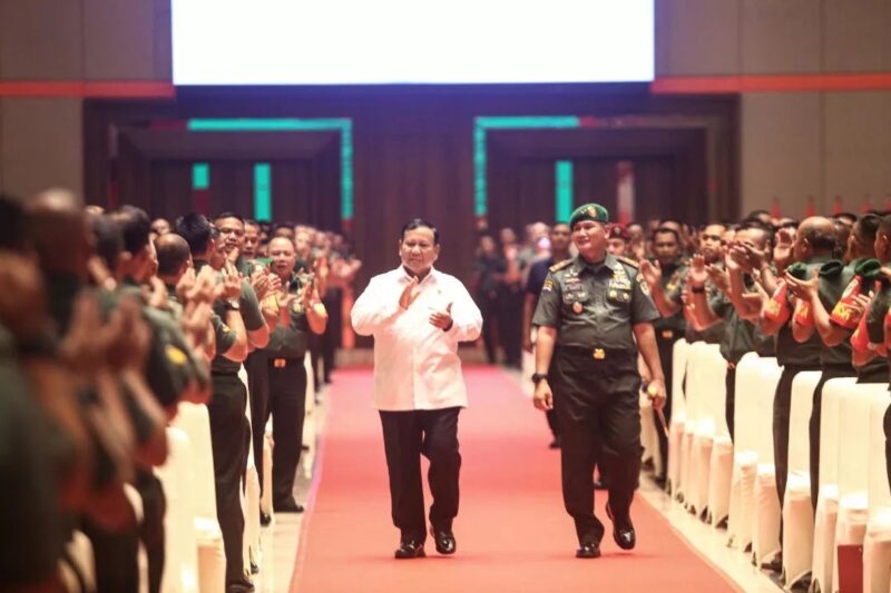 Kunjungan Kerja Menteri Pertahanan RI Bapak Prabowo Subianto dalam rangka memberikan pembekalan kepada 2.000 orang Babinsa jajaran Kodam III/Siliwangi bertempat di Sudirman Grand Ballroom Jl. Sudirman No. 620, Kecamatan Andir Kota Bandung, Selasa (14/03/2023).