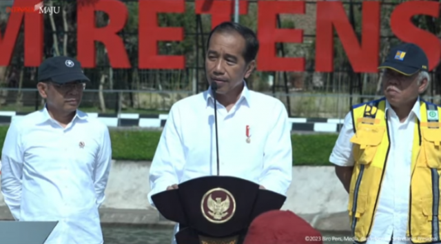 Presiden Joko Widodo meresmikan Flyover Kopo dari Kolam Retensi Andir, Kabupaten Bandung, Minggu 5 Maret 2023. /Youtube Sekretariat Presiden