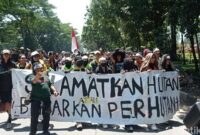 Demonstran di Kantor Perhutani Jabar membentangkan spanduk soal kerusakan alam di Ranca Upas (foto - Sudirman Wamad/detikJabar)