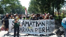 Demonstran di Kantor Perhutani Jabar membentangkan spanduk soal kerusakan alam di Ranca Upas (foto - Sudirman Wamad/detikJabar)