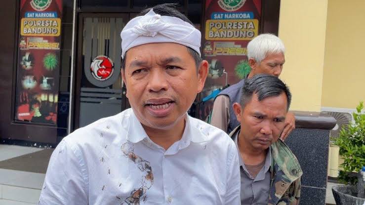 Dedi Mulyadi Dampingi Mang Uprit yang diperiksa Polresta Bandung dan memastikan kalau apa yang dilakukan Mang Uprit bukan sebagai provokator melainkan terprovokasi. Kamis (9/3/2023).