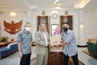 Pemerintah Kota (Pemkot) Bandung mendapatkan bantuan 2.000 paket sembako dari Mayapada Grup. Paket sembako tersebut secara simbolis diterima oleh Walikota Bandung Yana Mulyana yang berisi 3 kg beras, 1 liter minyak, dan 5 bungkus bihun instan. Selasa 4 April 2023.