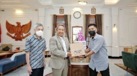 Pemerintah Kota (Pemkot) Bandung mendapatkan bantuan 2.000 paket sembako dari Mayapada Grup. Paket sembako tersebut secara simbolis diterima oleh Walikota Bandung Yana Mulyana yang berisi 3 kg beras, 1 liter minyak, dan 5 bungkus bihun instan. Selasa 4 April 2023.