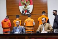 Wakil Ketua KPK, Nurul Ghufron dan Kabag Pemberitaan KPK, Ali Fikri dalam koferensi pers penetapan tersangka dan penahanan Wali Kota Bandung, Yana Mulyana di Gedung Merah Putih KPK, Minggu, 16 April 2023 dini hari. 