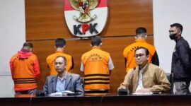 Wakil Ketua KPK, Nurul Ghufron dan Kabag Pemberitaan KPK, Ali Fikri dalam koferensi pers penetapan tersangka dan penahanan Wali Kota Bandung, Yana Mulyana di Gedung Merah Putih KPK, Minggu, 16 April 2023 dini hari. 