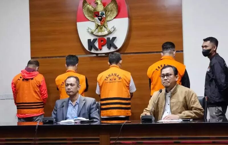 Wakil Ketua KPK, Nurul Ghufron dan Kabag Pemberitaan KPK, Ali Fikri dalam koferensi pers penetapan tersangka dan penahanan Wali Kota Bandung, Yana Mulyana di Gedung Merah Putih KPK, Minggu, 16 April 2023 dini hari. 