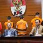 Wakil Ketua KPK, Nurul Ghufron dan Kabag Pemberitaan KPK, Ali Fikri dalam koferensi pers penetapan tersangka dan penahanan Wali Kota Bandung, Yana Mulyana di Gedung Merah Putih KPK, Minggu, 16 April 2023 dini hari. 