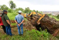 Plh Walikota Bandung Ema Sumarna Bersama Slamet Riyadi Ketua Rw 09 Kelurahan Jatihandap Kecamatan Mandala Jati , Sabtu 29 April 2023. Meninjau lokasi tempat yang akan dijadikan TPA darurat. 