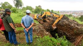 Plh Walikota Bandung Ema Sumarna Bersama Slamet Riyadi Ketua Rw 09 Kelurahan Jatihandap Kecamatan Mandala Jati , Sabtu 29 April 2023. Meninjau lokasi tempat yang akan dijadikan TPA darurat. 