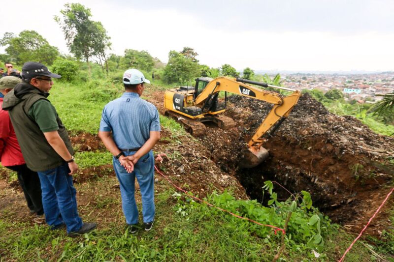 Plh Walikota Bandung Ema Sumarna Bersama Slamet Riyadi Ketua Rw 09 Kelurahan Jatihandap Kecamatan Mandala Jati , Sabtu 29 April 2023. Meninjau lokasi tempat yang akan dijadikan TPA darurat. 