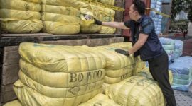 Kasubdit I Indag AKBP Victor D.H.Inkiriwang memeriksa bukti usai memberikan keterangan kepada media terkait pengungkapan kasus penyelundupan barang bekas dan ilegal di Polda Metro Jaya, Jakarta, Jumat (24/3/2023). foto Antara