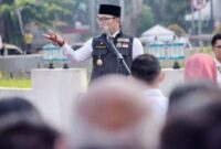 Gubernur Jawa Barat M Ridwan Kamil seusai memimpin Apel Pagi ASN pada hari pertama pasca libur Lebaran 2023, di Halaman Gedung Sate, Kota Bandung, Rabu (26/4/2024). (Ant/HO-Humas Pemda Jawa Barat.)