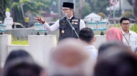 Gubernur Jawa Barat M Ridwan Kamil seusai memimpin Apel Pagi ASN pada hari pertama pasca libur Lebaran 2023, di Halaman Gedung Sate, Kota Bandung, Rabu (26/4/2024). (Ant/HO-Humas Pemda Jawa Barat.)