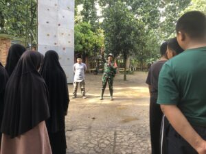 Danki Satgas Citarum Harum Sektor 6 Pelda Dadik Sedang Mengedukasi Pondok Pesantren Ibadurohman Kampung Sindangsari Manggahan Baleendah Kab.Bandung