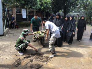 Antuasias Siswa-Siswi Pondok Pesantren Ibadurohman Dalam Pembuatan Lubang Biopori di Bandung