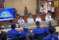 Ratusan Kader Demokrat DPC Kabupaten Bandung dan Bandung Barat dan DPC Kota Cimahi mendatangi Pengadilan Negei (PN) Bale Bandung senin (4/4/2023) kedatangan mereka meminta perlindungan dari Mahkamah Agung (MA) terkait peninjauan kembali (PK) yang diajukan oleh Kongres Luar Biasa (KLB) kubu Moeldoko pada Jum'at (03/03/2023)